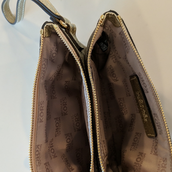 Michael Kors wristlet - Picture 3 of 3